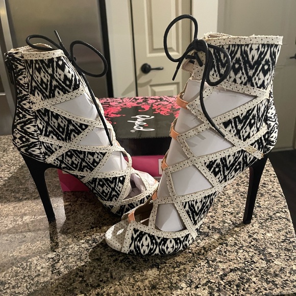 Qupid Black and White Ankle Heel Size 10 - Picture 2 of 5